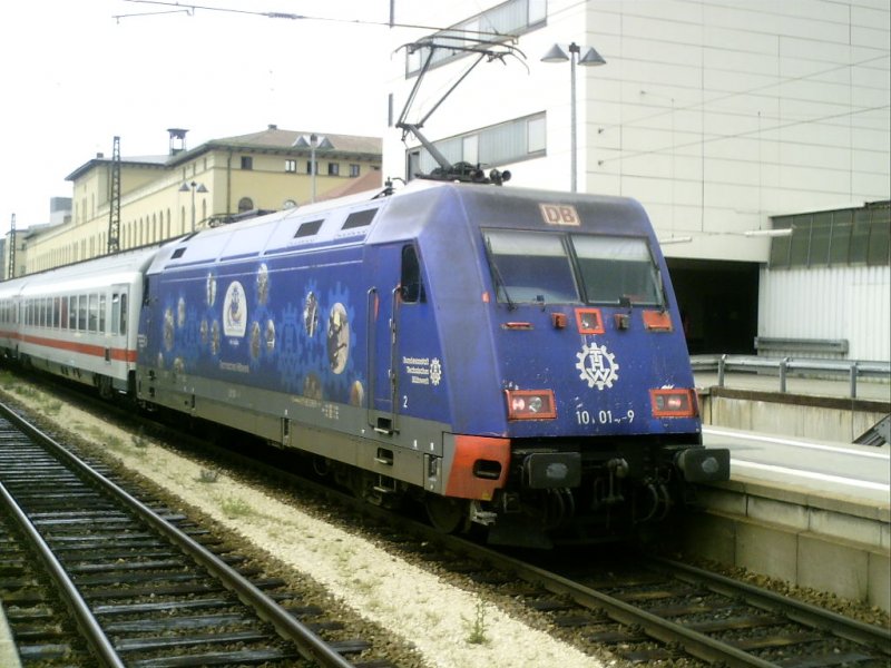 Ein Bild f�r die Ewigkeit. 101 014  THW  hat am 23.06.2006 mit IC 2296 und �ber 90 Minuten Versp�tung Augsburg Hbf erreicht.
