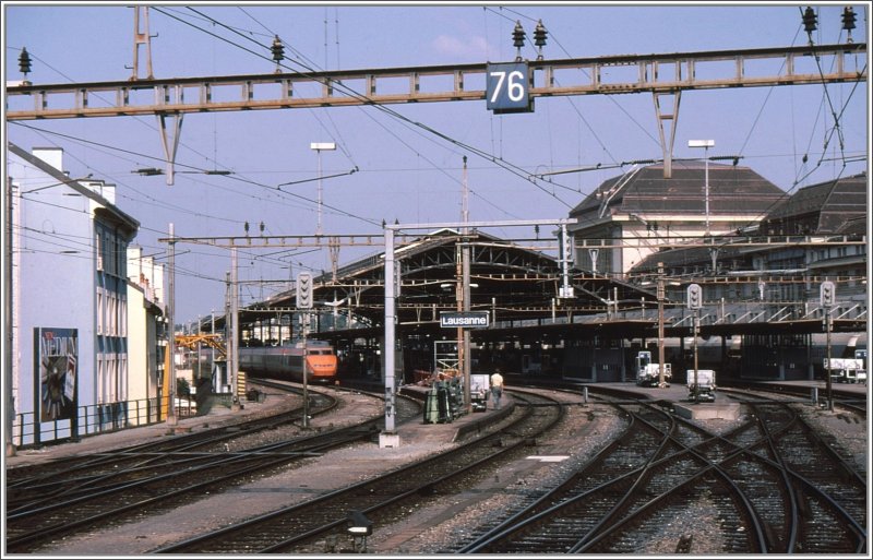 Ein Bild fr Stefan. Ein TGV Sued-Est wartet in seinem Bahnhof Lausanne auf die Abfahrt nach Paris. (Archiv 08/94)