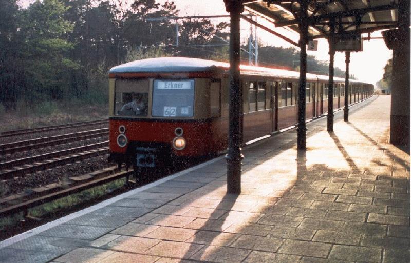 Ein Bild, das immer seltener wird. Eine S-Bahn der BR 477 in Wilhelmshagen.
