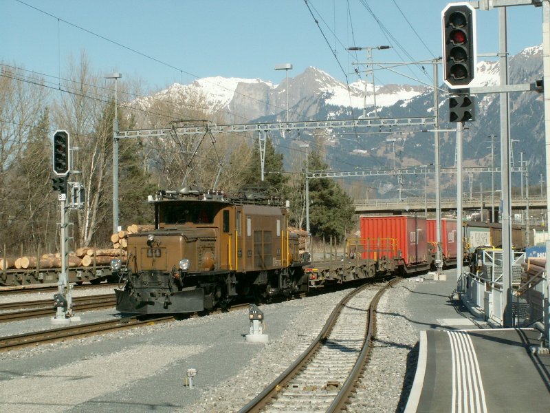 Ein Bild mal von der Sonnenseite.Langsam zieht die Ge 6/6 I Nr.414(SLM 1929)einige  Valser Wasser  Wagen aus dem hiesigen Getrnkedepot.
Untervaz 18.02.08