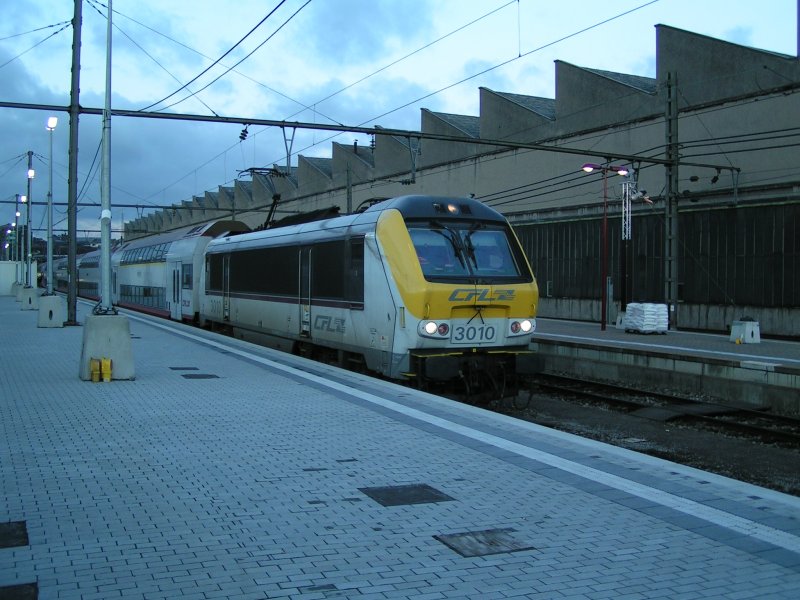 Ein Bild das man jetzt fters sieht: Eine Lok der Baureihe 3000 mit Dostos. Hier Lok 3010 am 11.12.07 gegen 16.35 Uhr im Bahnhof von Luxemburg.
