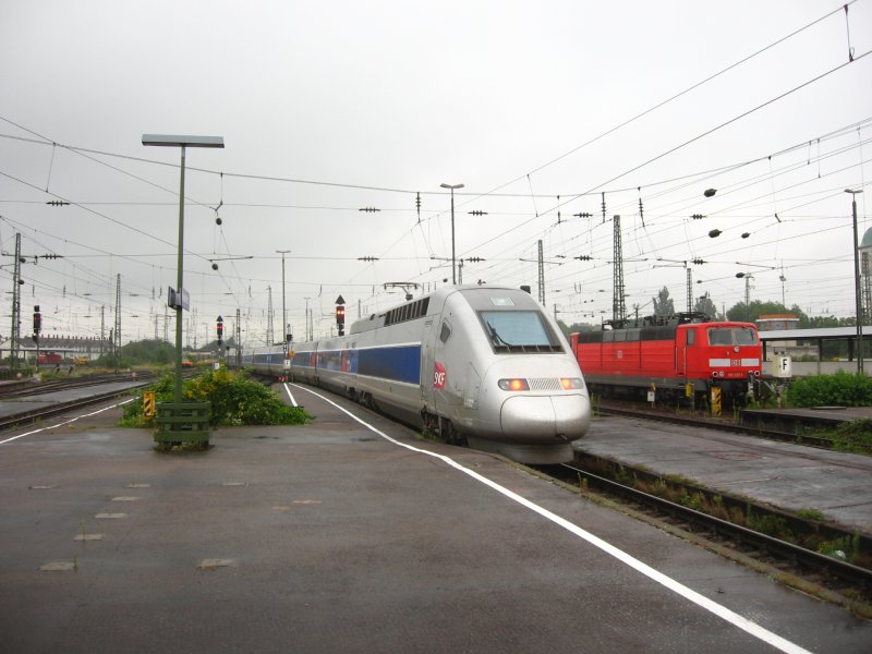 Ein Bild das man nun hufiger sieht. TGV nach Stuttgart bei der Ausfahrt in Karlsruhe whrend 181 222-1 auf neue Aufgaben waretet!7.8.07