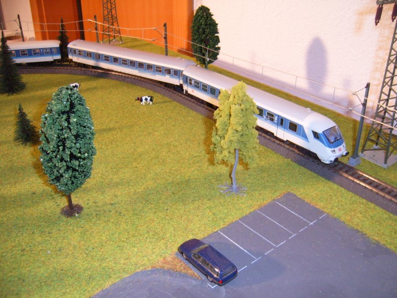 Ein Bild von meiner Modellbahn...hier passiert der InterRegio das Blocksignal Freiberg. Der Steuerwagen und der Restliche Zugteil ist von Mrklin (Lok natrlich auch, hier aber nicht zu sehen...).