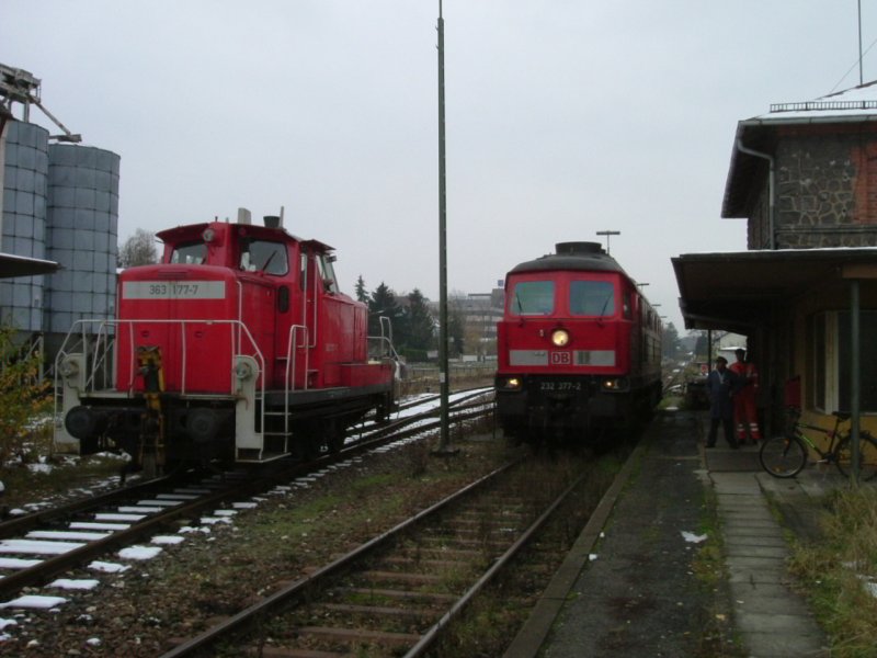 Ein Bild mit Seltenheitswert! 363 177 und 232 377 stehen in Hirschau nebeneinander! Die 232 wurde fr die 294, die an 2 Tagen zuvor durch einen Zusammensto mit einem PKW an einem Bahnbergang stark beschdigt wurde, eingesetzt. Die 363 kam dann als planmige Schiebelok. (11.11.2004 Strecke Amberg-Schnaittenbach)