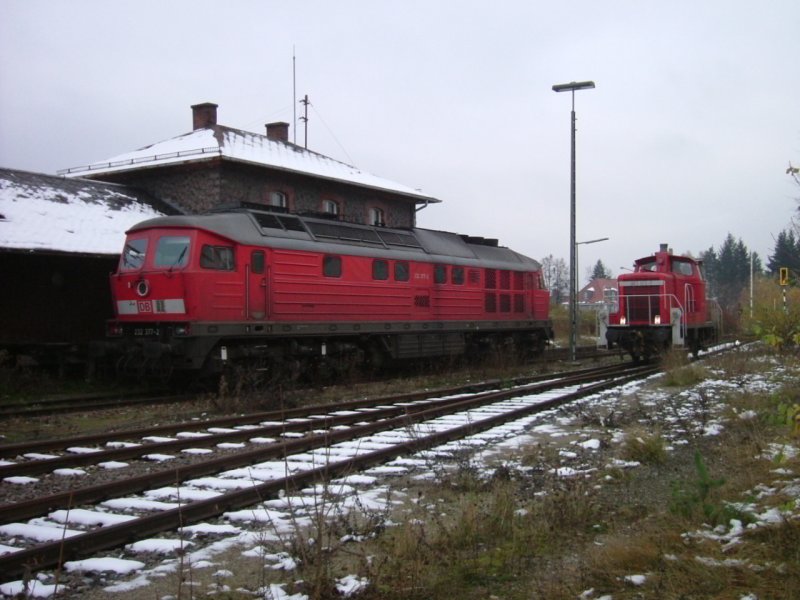 Ein Bild mit Seltenheitswert! 363 177 und 232 377 stehen vor dem bahnhofsgebude in Hirschau nebeneinander! Die 232 wurde fr die 294, die an 2 Tagen zuvor durch einen Zusammensto mit einem PKW an einem Bahnbergang stark beschdigt wurde, eingesetzt. Die 363 kam dann als planmige Schiebelok. (11.11.2004 Strecke Amberg-Schnaittenbach)