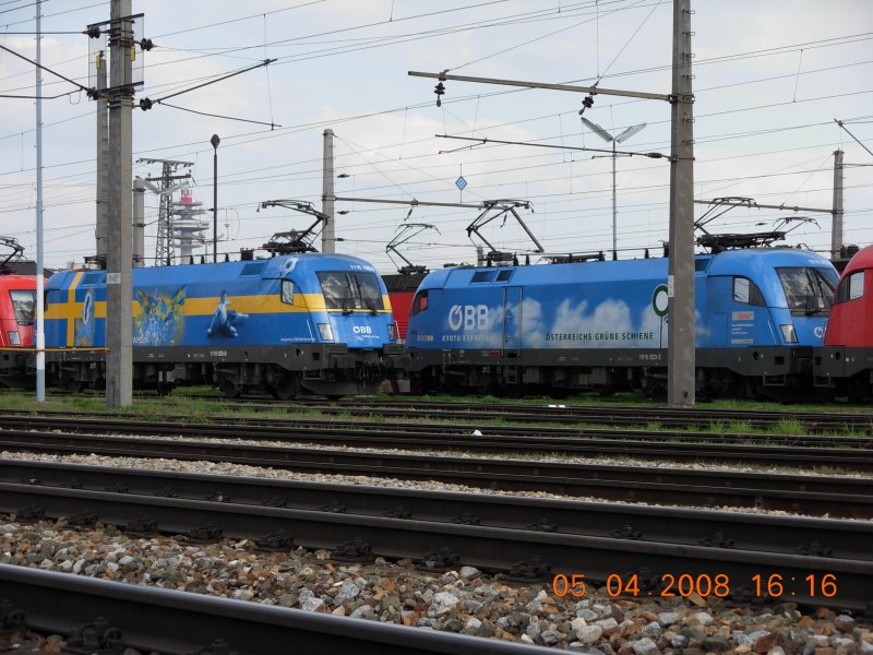 Ein Bild mit Seltenheitswert: Die beiden blauen BB-Bomber (Schweden-Taurus 1116 029-8 und Kyoto-Lok 1016 023-2) eintrchtig nebeneinander in der Traktion Wien Sd. Wenn blo die beiden Masten nicht wren! Aufnahme vom 5.4.2008.