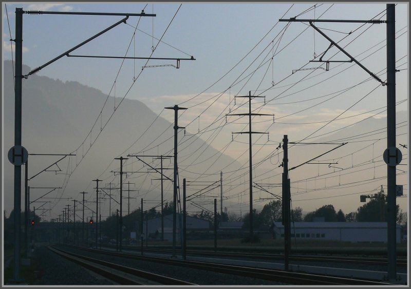 Ein Bild, das uns bewusst macht wie abhngig wir vom Strom sind. Bereits um 15.30 Uhr verschwindet die Sonne in Zizers hinter dem mchtigen Calanda. (28.10.2007)