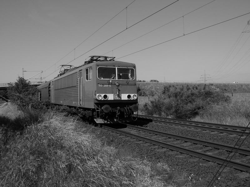 Ein Bild wie in alten Zeiten: BR 155 269-4 zieht mit ihrem Gterzug gemchlich dahin.