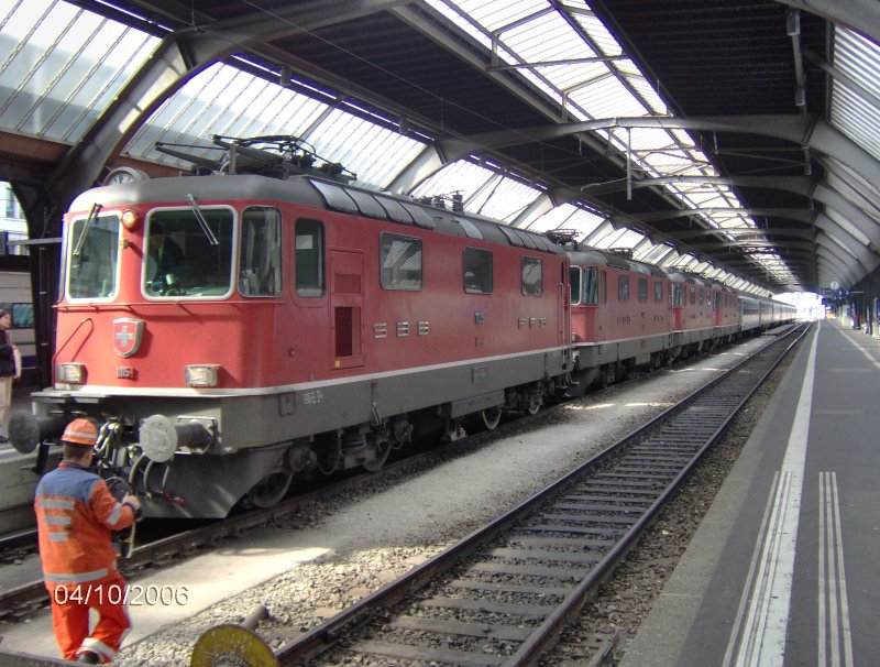 Ein bischen viel Lokomotive fr einen einfachen Personenzug.
Aufgenommen am Zricher Hauptbahnhof am 04.10.2006.