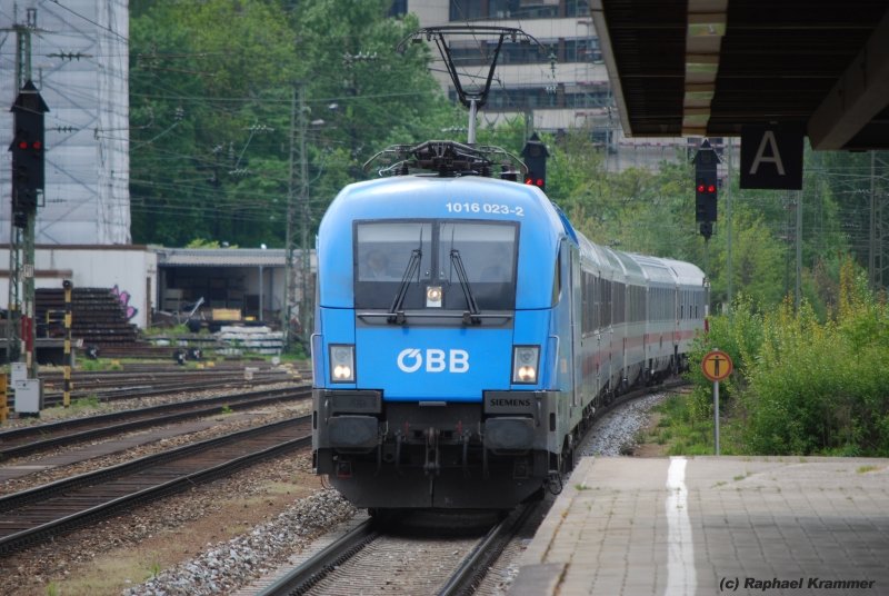 Ein blauer Taurus, wobei mir die Farbe an der Lok recht gut gefllt. 1016 023 am 05.05.09 bei der Einfahrt in den Mnchner Ostbahnhof.