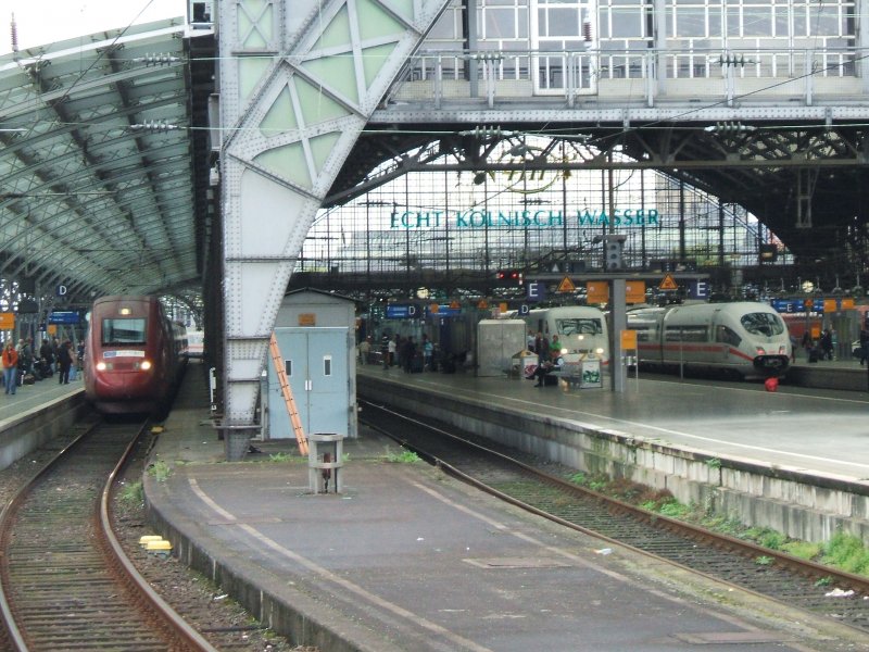 Ein Blick auf die Bahnsteige,links der Thalys nach Paris-Nord,
mitte der ICE 2 aus Berlin Ost-Bhf. Endstation Kln Hbf.,
rechts der ICE 3 nach Mnchen Hbf.(01.09.2007)