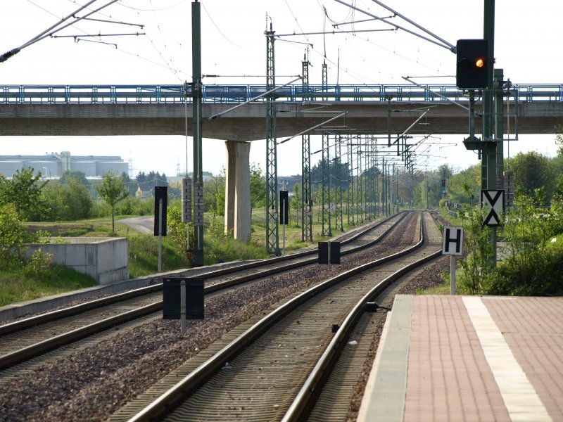 Ein Blick auf einen der kurzen Teilstcke auf der Murgtalbahn die zweigleisig sind. Foto vom 25. April 2009.