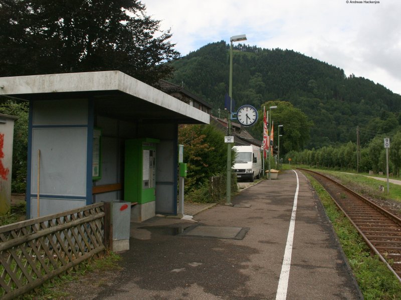 Ein Blick auf den Hp Halbmeil an der KBS721. Gegen 12 Uhr mittags,die Uhr zeig hingegen halb 5. 13.7.08