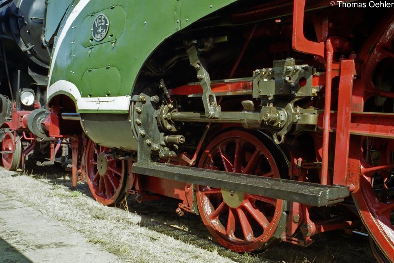 Ein Blick auf Zylinder und Steuerung von 18 201, als sie am Morgen des 25.08.06 im Bw Chemnitz-Hilbersdorf vorgew�rmt wird.