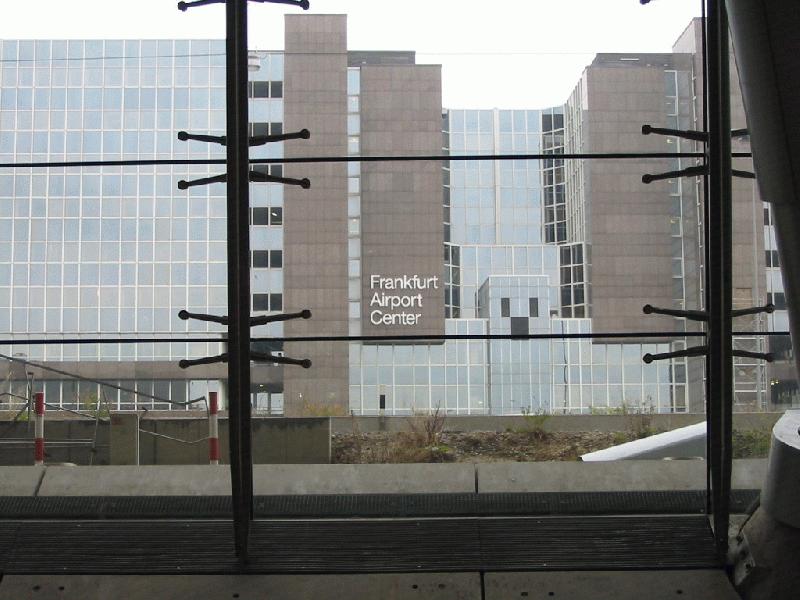Ein Blick aus dem Fenster: Vom Bahnsteig aus sieht man direkt auf den Flughafen Frankfurt/Main