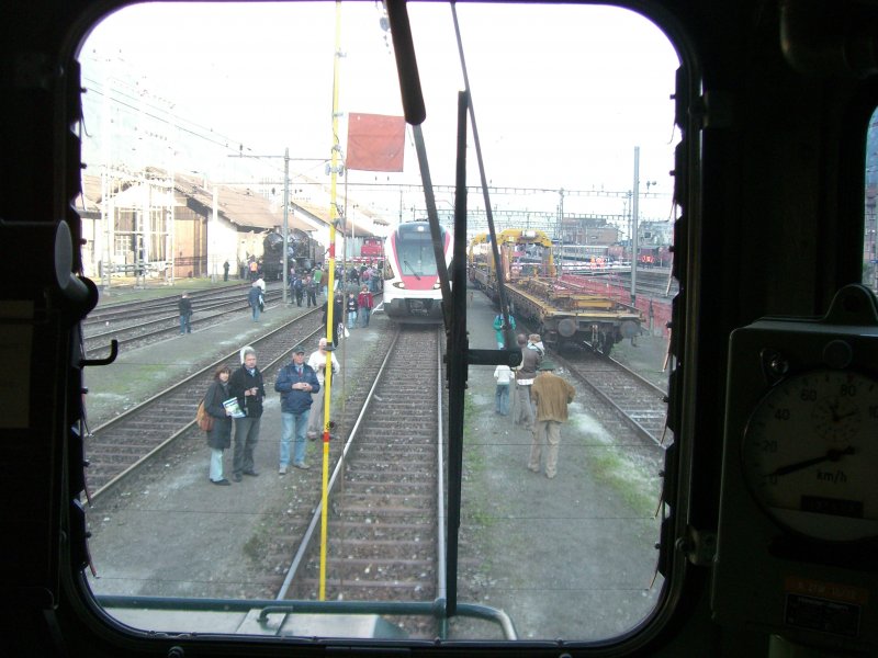 Ein Blick aus dem ffentlich zugnglichen Fhrerstand der Ae 8/14 auf das Festgelnde in Erstfeld! (08.09.2007)