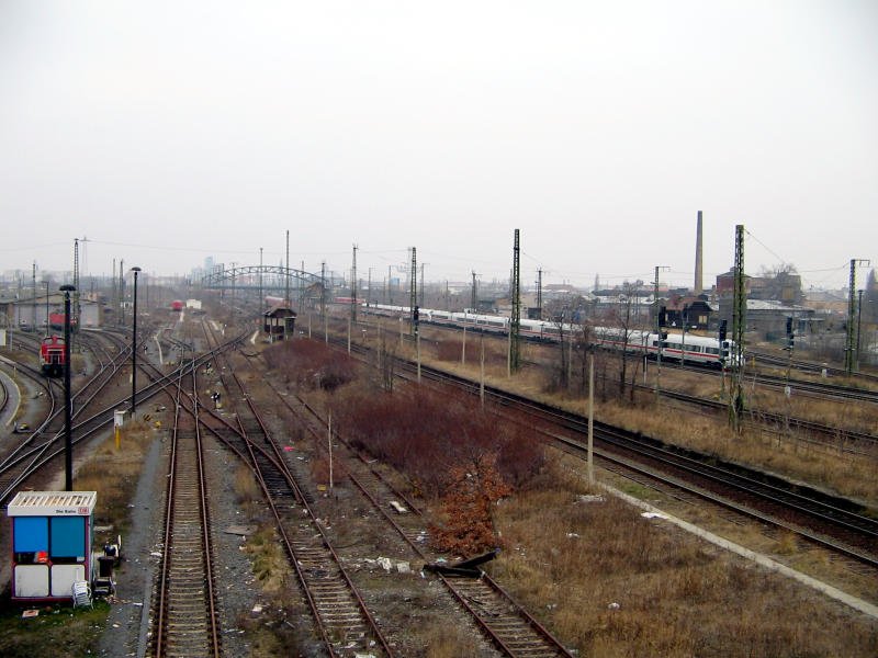 Ein Blick von der Brcke der Hermann-Liebermann Strae ber die Gleisanlagen, im Hintergrund die Berliner Brcke, rechts rauscht noch ein ICE-Doppel durchs Bild, 13.02.08