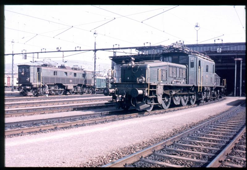 Ein Blick in das Depot Zrich im Jahr 1969. Im Vordergrund eine Ce 6/8 whrend im Hintergrund eine Be 4/6 steht aus der Baureihen Nr. 12329-42 die man an den genderten Dach Widerstnden erkennen kann.
