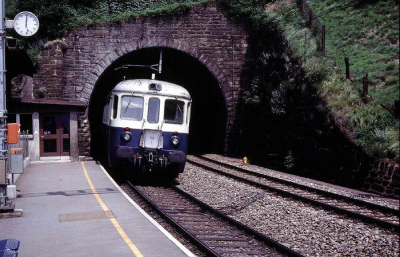 ein BLS Triebwagen in Eggen Juni 1994  