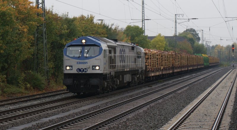 Ein  Blue Tiger 330091 der LTH fuhr am 10.10.2009 mit einem Holzzug durch den Wunstorfer Bahnhof. 