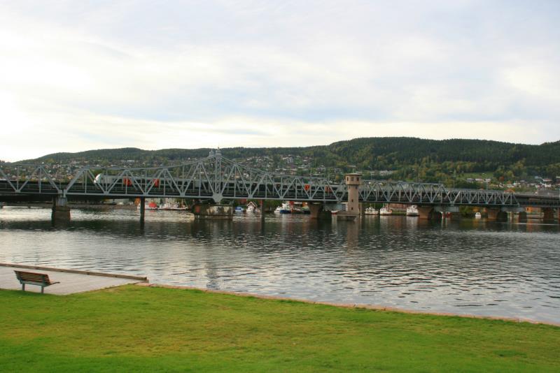 Ein BM 72 auf der Drammenbrua. die 1892m lange Brcke fhrt ber den Drammenelva. Drammen, 27.09.2009