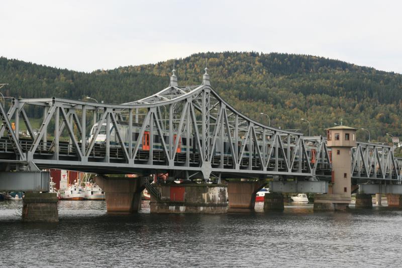 Ein BM 72 auf der Drammenbrua. die 1892m lange Brcke fhrt ber den Drammenelva. Drammen, 27.09.2009