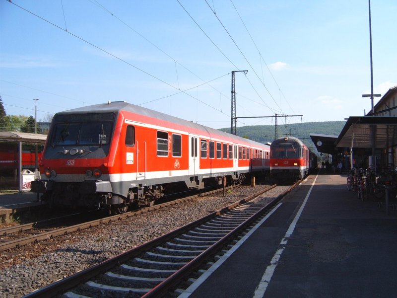 Ein Bnrdzf-Steuerwagen aus Stuttgart HBF auf Gleis 2 des Aalener Bahnhofs und ein Bndf-Steuerwagen auf Gleis 1 am 27.04.07.