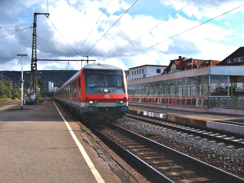 Ein Bnrdzf-Steuerwagen aus Stuttgart Hbf bei der Einfahrt in den Bahnhof Aalen. Auf der rechten Seite siht man das Fahhradparkhaus des Bahnhofs, in dem sich der Regionalexpress 19457 am 30. August 2006 spiegelt. Der Zug wurde ber die KBS 786 ber Schorndorf und Schwbisch Gmnd nach Aalen mit Hilfe einer unbekannten BR 146 geschoben.