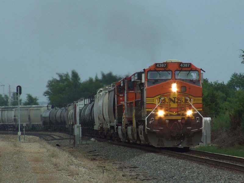 Ein BNSF Gterzug in Richtung Sden zwischen Augusta und Rose Hill, Kansas am 20.07.2009.
