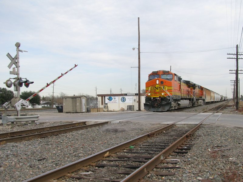 Ein BNSF Zug an einem Bahnbergang in Rosenberg bei Houston (Texas). An dem Bahnbergang gehen gerade die Schranken runter! (14.1.2008).