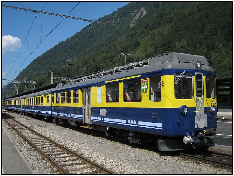 Ein BOB-Zug nach Lauterbrunnen (vorderer Zugteil mit Tw ABeh 4/4 310) bzw. Grindelwald (hinten) steht abfahrbereit in Interlaken-Ost. Diese Aufnahme stammt vom 28.07.2008.
