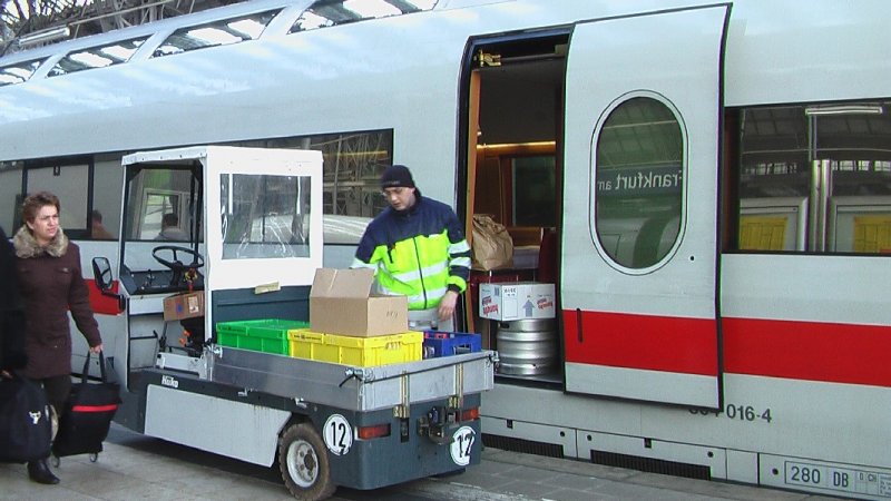 Ein BordRestaurant eines ICE 1 wird in Frankfurt beladen. Der Zug hat noch einen langen Weg vor sich: Es geht bis nach Kiel.