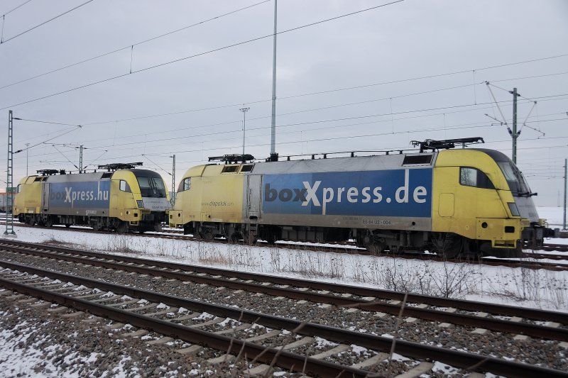 Ein boxXpress-Prchen im Container-Terminal Beimerstetten bei Ulm. Im Vordergrund die Trasse der KBS 750 (Filstalbahn). 14. Januar 2009.