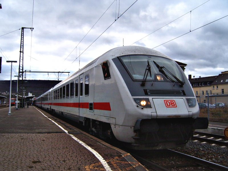 Ein Bpmbdzf-Steuerwagen des IC 2067 von Karlsruhe HBF nach Nrnberg HBF. Hier steht dieser auf Gleis 2 des Aalener Bahnhofs. Abfahrt ist in Aalen um 12:57 Uhr. Geschoben hat 101 099-0.