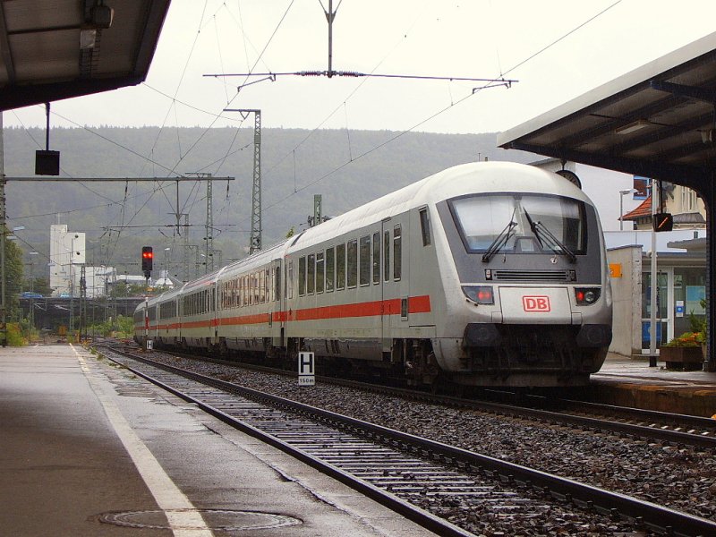 Ein Bpmbdzf-Stw. des IC 2066 von Nrnberg HBF nach Karlsruhe HBF, hier am 06.07.07 auf Gleis 1 des Aalener Bahnhofs bei der Ausfahrt fotografiert.