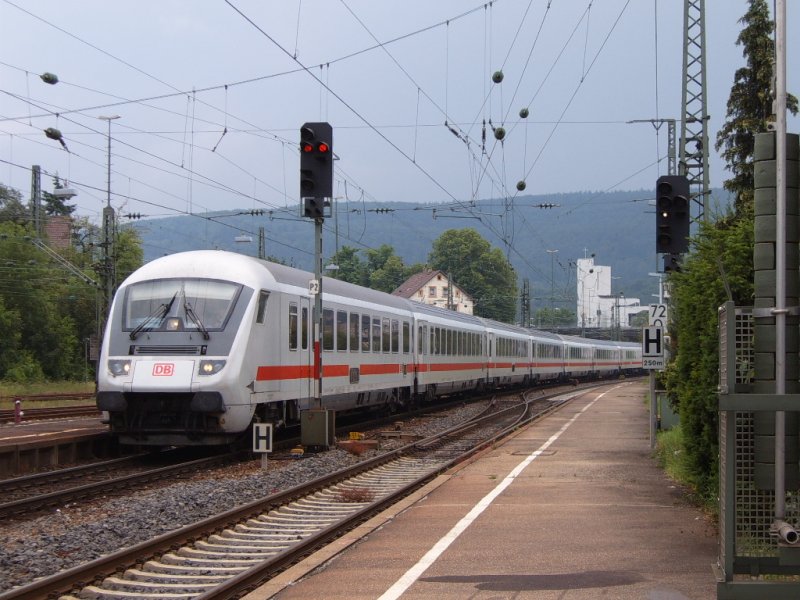 Ein Bpmbdzf-Stw. eines InterCity von Karlsruhe HBF nach Nrnberg HBF am 02.06.07 bei der Einfahrt in den Aalener Bahnhof.
