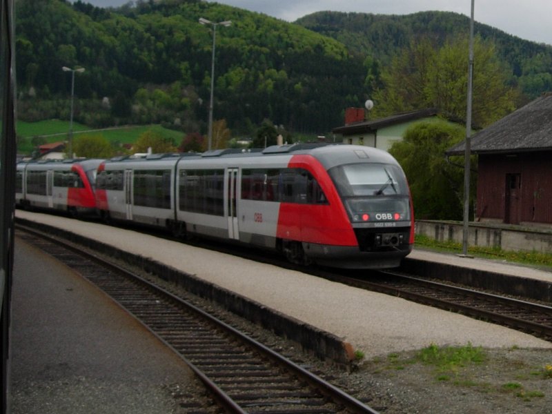 Ein BR 5022 Tandem nach Klagenfurt kreuzt in St. Paul mit dem City-Shuttle nach Wolfsberg im Lavanttal. April 08