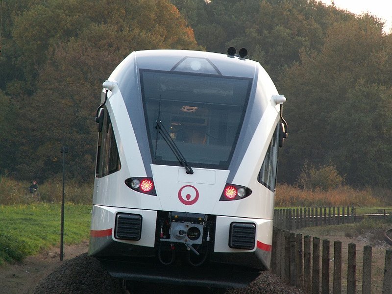 Ein brandneuer GTW verl�sst den Bahnhof in Venlo. Veolia hat 16 neue GTWs bestellt. Es scheint sich hier um eine Probefahrt zu handeln, da sich nur Techniker im F�hrerstand befanden und der Zug unplanm��ig aus dem Bahnhof ausfuhr. Das Foto stammt vom 31.10.2007