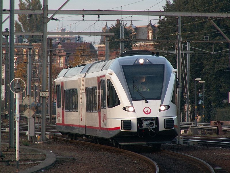 Ein brandneuer GTW verl�sst den Bahnhof in Venlo. Veolia hat 16 neue GTWs bestellt. Es scheint sich hier um eine Probefahrt zu handeln, da sich nur Techniker im F�hrerstand befanden und der Zug unplanm��ig aus dem Bahnhof ausfuhr. Das Foto stammt vom 31.10.2007