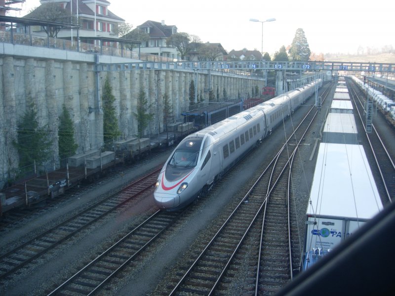 Ein brandneuer, wenn auch noch nicht fertiger ETR 610 von Cisalpino, weilte zu Testfahrten in Spiez. 24.11.07. Blick vom Fussgngerbergang