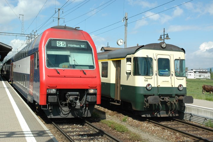 Ein Bt der Zrcher S-Bahn und der ABt 156 der SOB am 18.5.07 in Pfffikon SZ.