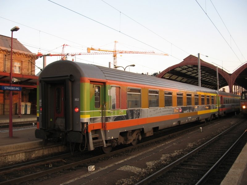 Ein bunter Farbklecks sind die CorailTeoz-Wagen auf jeden Fall. 1. Klasse Wagen des Teoz 1807 Paris Est - Strasbourg kurz nach der Ankunft in Strasbourg (01.07.2006)