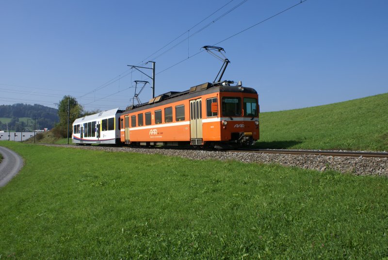Ein bunter Zug: Be 4/4 22 und ABt 61 am 30.9.09 in Gontenschwil.