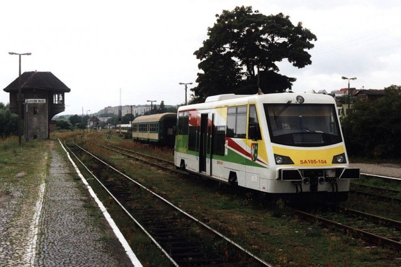 Ein Bus oder ein Zug? SA105-104 auf Bahnhof Gorzw Wielkopolski am 18-7-2005. Bild und scan: Date Jan de Vries. 