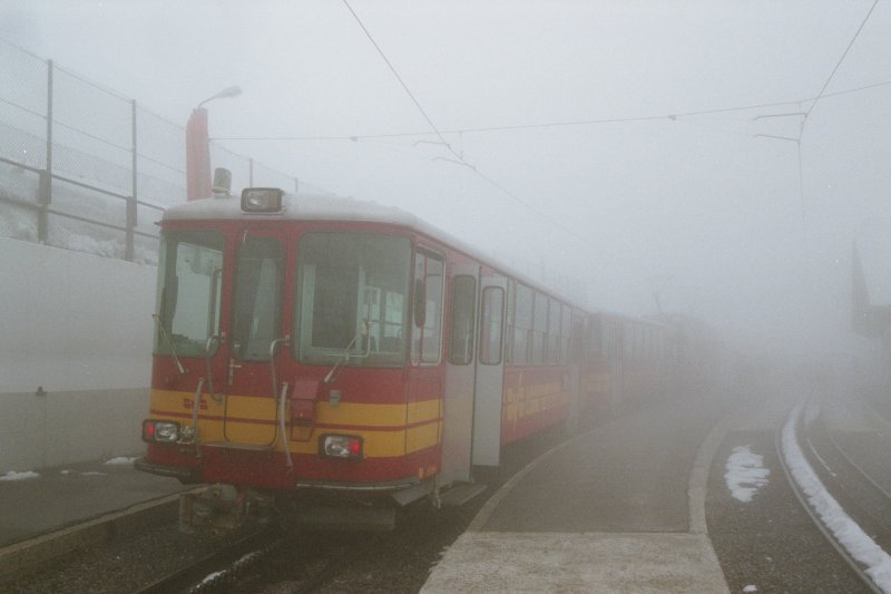 Ein BVB-Zug eingehllt im Nebel auf dem Endpunkt COL-de Bretaye.(Februar 2005)