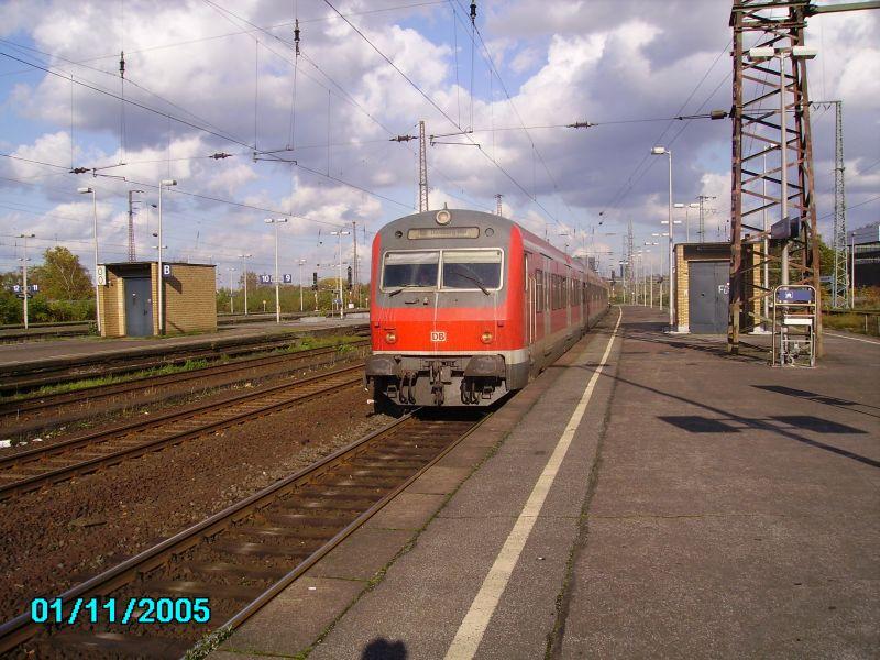 Ein BXf-wagen der Linie S2 f�hrt in Oberhausen HBF ein