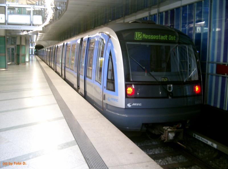 Ein C-Wagen der Mnchener U-Bahn befindet sich im Bahnhof  Dlferstrae  auf dem Weg von  Feldmoching  zur  Messestadt Ost  (Linie U2).