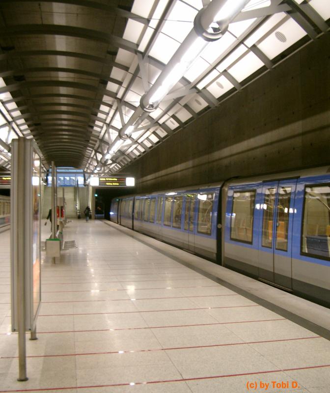 Ein C-Wagen der M�nchener U-Bahn, unterwegs als Linie U2, wartet in der Endhaltestelle  Messestadt Ost  auf die Abfahrt nach  Feldmoching .