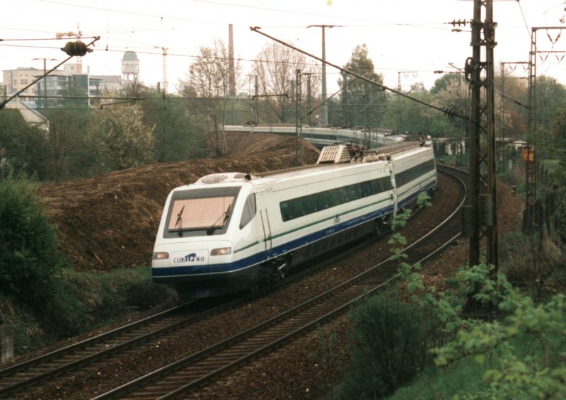 Ein CIS Triebzug auf dem Weg nach Stuttgart am 28.4.199 in Singen.