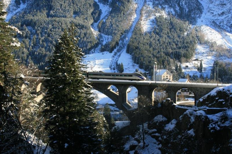 Ein CIS berquert die berquert die Mittlere Meienreuss-Brcke. Im Hintergrund sieht man die Kirche von Wassen; 08.12.2008